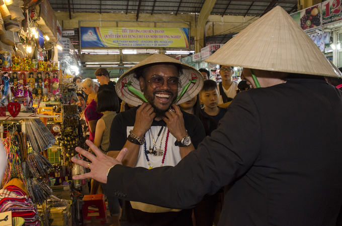 Thanh Bùi và ca sĩ nhóm Black Eyed Peas ăn quà vặt chợ Bến Thành